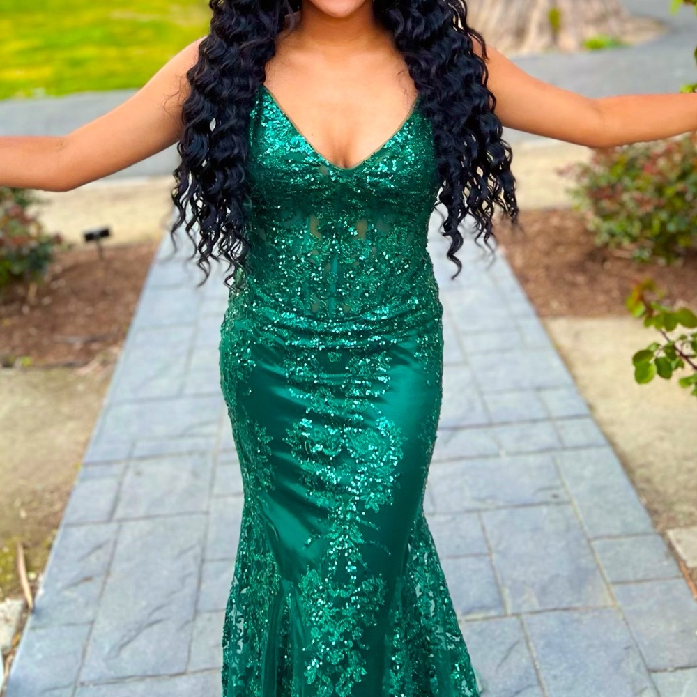 - Emerald Green - Mermaid structure - Lace & Corset - Sequins & Glitter - V top